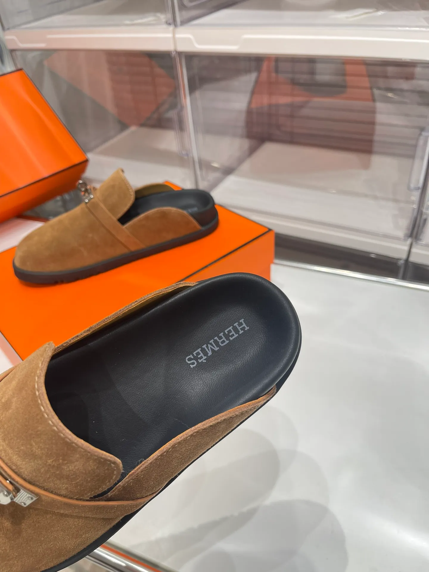 Women's shoes 240 men + 10🐮🐮HERMES Hermes' latest kelly buckle couple's Birkenstock slippers, classic family language design! It looks good no matter how you match it! Casual and high-end feeling, the comfort is also great, with a variety of colorful socks, a trendy sense of high-end ●Upper: imported cow suede ●Inner: imported sheepskin ●Foot pads: imported mixed sheepskin ●Outsole: T women's shoes u non-slip and wear-resistant outsole ●Code number: male 39-44 (45 46 customized) female 35-40 (41 42 customized)